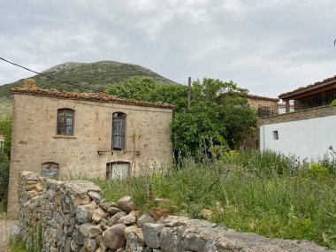 Gkeada Old Bademli köyünde terk edilmiş, yıpranmış bir taş ev. Gliki Köyü, Imbros Adası 'ndaki taş evler. Çanakkale, Türkiye