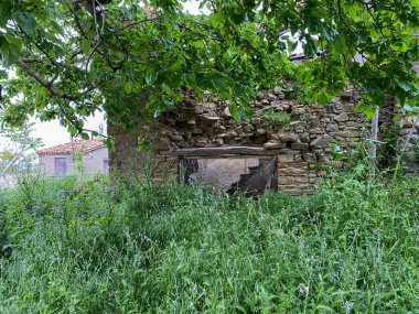 Gökceada Eski Bademli Köyü 'nde terk edilmiş, yıpranmış bir taş ev. Gliki Köyü, Imbros Adası 'ndaki taş evler. Çanakkale, Türkiye