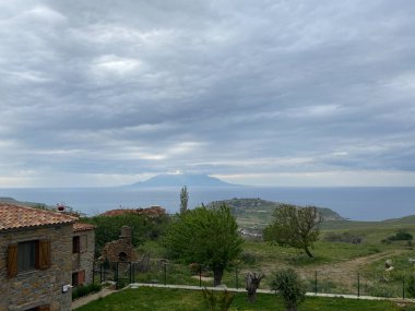 Türkiye 'nin en batı noktası; Eski Bademli köyü Gökçeada-Imbros adası Canakkale' den en yeni Bademli, Kalekoy köyü ve Yunan adası Semendirek manzarası