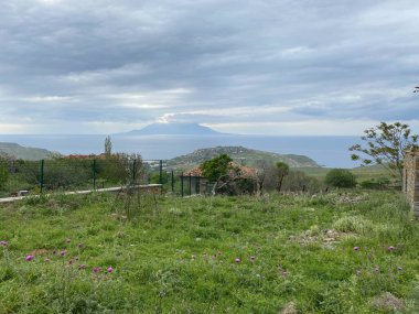 Türkiye 'nin en batı noktası; Eski Bademli köyü Gökçeada-Imbros adası Canakkale' den en yeni Bademli, Kalekoy köyü ve Yunan adası Semendirek manzarası