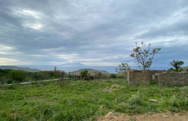 Türkiye 'nin en batı noktası; Eski Bademli köyü Gökçeada-Imbros adası Canakkale' den en yeni Bademli, Kalekoy köyü ve Yunan adası Semendirek manzarası