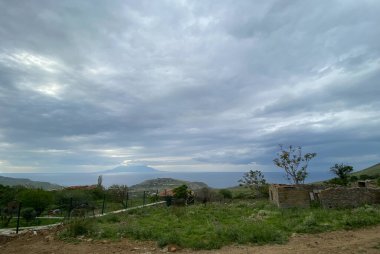 Türkiye 'nin en batı noktası; Eski Bademli köyü Gökçeada-Imbros adası Canakkale' den en yeni Bademli, Kalekoy köyü ve Yunan adası Semendirek manzarası