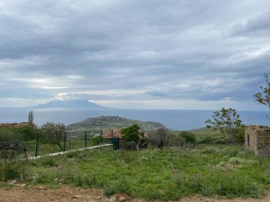 Türkiye 'nin en batı noktası; Eski Bademli köyü Gökçeada-Imbros adası Canakkale' den en yeni Bademli, Kalekoy köyü ve Yunan adası Semendirek manzarası