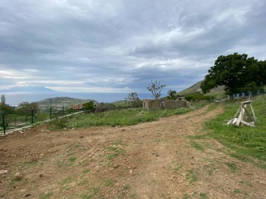 Yağmurlu bir günde Gökçeada 'nın Eski Bademli Gliki köyünden köy ve deniz manzarası