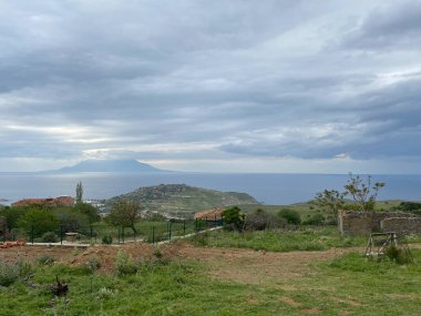 Türkiye 'nin en batı noktası; Eski Bademli köyü Gökçeada-Imbros adası Canakkale' den en yeni Bademli, Kalekoy köyü ve Yunan adası Semendirek manzarası