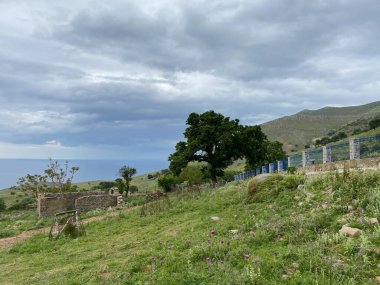 Yağmurlu bir günde Gökçeada 'nın Eski Bademli Gliki köyünden köy ve deniz manzarası