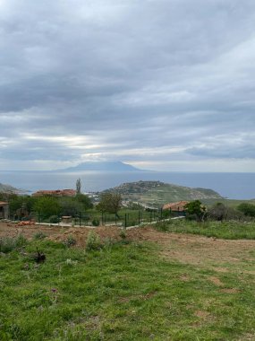 Türkiye 'nin en batı noktası; Eski Bademli köyü Gökçeada-Imbros adası Canakkale' den en yeni Bademli, Kalekoy köyü ve Yunan adası Semendirek manzarası