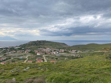 Türkiye 'nin en batı noktası; Eski Bademli köyü Gökçeada-Imbros adası Canakkale' den en yeni Bademli, Kalekoy köyü ve Yunan adası Semendirek manzarası