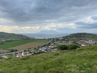 Türkiye 'nin en batı noktası; Eski Bademli köyü Gökçeada-Imbros adası Canakkale' den en yeni Bademli, Kalekoy köyü ve Yunan adası Semendirek manzarası