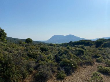  İlkbaharda Gökçeada 'nın Bademli köyünden kırsal alan ve arka planda büyük bir dağ. Çanakkale, Türkiye