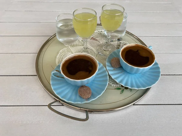Dos Tazas Café Turco Servido Con Una Pequeña Galleta Licor — Foto de Stock