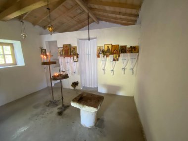 Gökçeada, Canakkale, Türkiye, 28 Mayıs 2023: Gökçeada Imbros adasının tarihi kiliselerinden biri olan küçük ortodoks dağ kilisesi; Yunan yerel adı manastraki kilisesi