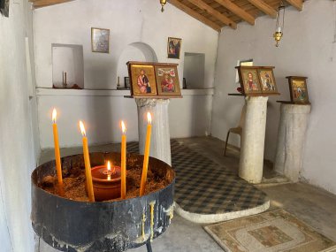  Gkeada, Canakkale, Türkiye, 28 Mayıs 2023: Gökçeada Imbros adasının tarihi kiliselerinden biri olan küçük ortodoks dağ kilisesi; Yunan yerel adı manastraki kilisesi