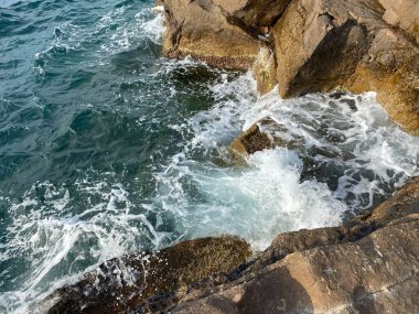 Türkiye 'nin en batı noktası olan Gkeada' nın Kaleky limanından deniz manzarası ve volkanik kaya parçası