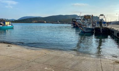 Gökçeada, Çanakkale, Türkiye 27 Mayıs 2023 Kalekoy Limanı demirli kılıç balığı gemileriyle. Kalekoy Gokceada 'nın en eski limanıdır..