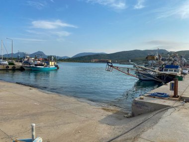 Gökçeada, Çanakkale, Türkiye 27 Mayıs 2023 Kalekoy Limanı demirli kılıç balığı gemileriyle. Kalekoy Gokceada 'nın en eski limanıdır..