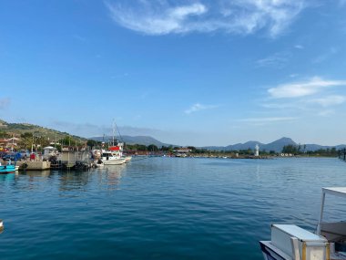 Gökçeada, Çanakkale, Türkiye 27 Mayıs 2023 Kalekoy Limanı 'nda demirli balıkçı tekneleri. Kalekoy Gokceada 'nın en eski limanıdır..