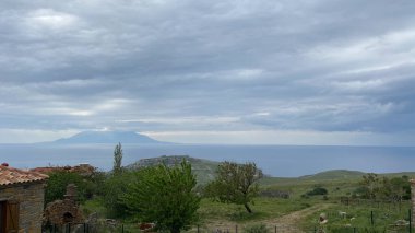 Gökçeada Eski Bademli Köyü 'nün kırsal manzarası ve Semendirek Adası manzarası. Çanakkale, Türkiye