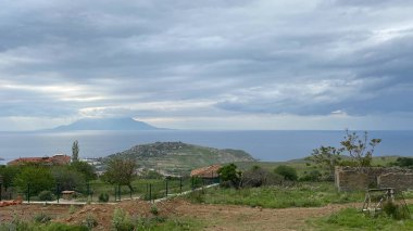 Gökçeada Eski Bademli Köyü 'nün kırsal manzarası ve Semendirek Adası manzarası. Çanakkale, Türkiye