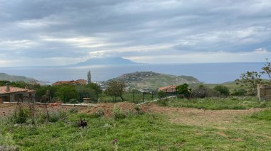 Gökçeada Eski Bademli Köyü 'nün kırsal manzarası ve Semendirek Adası manzarası. Çanakkale, Türkiye