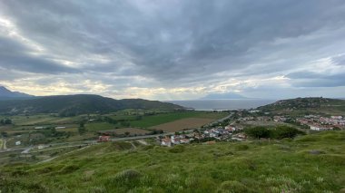 Semendirek adası ve Eski Bademli (Gliki Köyü) Gökçeada-Imbros adasından antik Kalekoy köyü manzarası. Çanakkale, Türkiye