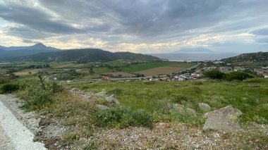 Türkiye 'nin en batı noktası; Eski Bademli köyü Gökçeada-Imbros adası Canakkale' den en yeni Bademli, Kalekoy köyü ve Yunan adası Semendirek manzarası