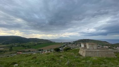 Türkiye 'nin en batı noktası; Eski Bademli köyü Gökçeada-Imbros adası Canakkale' den en yeni Bademli, Kalekoy köyü ve Yunan adası Semendirek manzarası