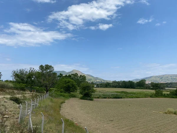 Gökçeada 'nın Zeytinli köyünün kırsal manzarası ve Semendirek adası manzarası. Çanakkale, Türkiye