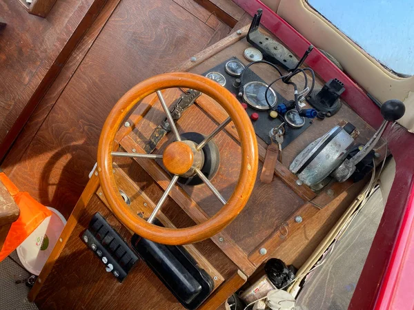 带有控制面板仪器的经典木船内部 — 图库照片