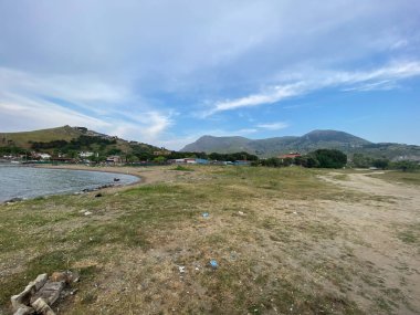 Kalekoy deniz feneri ve Gökceada Imbros Adası Kalekoy limanının gün batımında sahil manzarası. Çanakkale, Türkiye