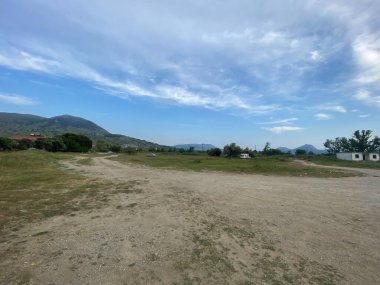Yağmurlu bir günde Gökçeada 'nın Kalekoy kentinden kırsal köy ve deniz manzarası. Çanakkale, Türkiye