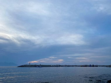 Kalekoy deniz feneri ve Gökceada Imbros Adası Kalekoy limanının gün batımında sahil manzarası. Çanakkale, Türkiye