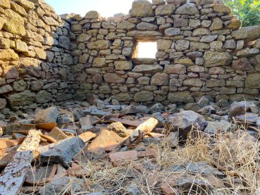 Türkiye 'nin Gkeada kentindeki Kefalos plajına giden vadide terk edilmiş eski bir duvar evi.