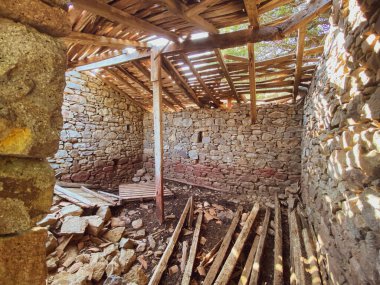 Gökceada, Canakkale 'deki Kefalos plajına giden vadide terk edilmiş eski bir duvar evi.