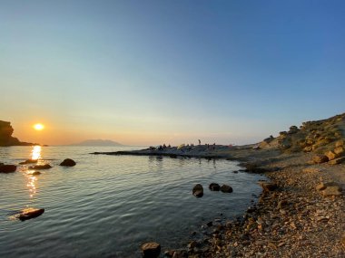 Gökceada, Imbros Adası 'nda gün batımında Yildizkoy plajı manzarası. Yildizkoy, Gökceada 'da popüler bir plajdır. Çanakkale, Türkiye