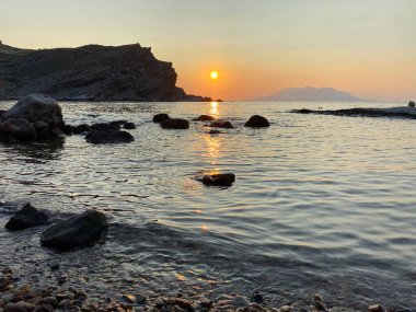 Gökceada, Imbros Adası 'nda gün batımında Yildizkoy plajı manzarası. Yildizkoy, Gökceada 'da popüler bir plajdır. Çanakkale, Türkiye