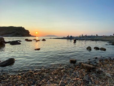Gökceada, Imbros Adası 'nda gün batımında Yildizkoy plajı manzarası. Yildizkoy, Gökceada 'da popüler bir plajdır. Çanakkale, Türkiye