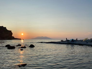 Gökceada, Imbros Adası 'nda gün batımında Yildizkoy plajı manzarası. Yildizkoy, Gökceada 'da popüler bir plajdır. Çanakkale, Türkiye