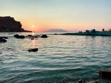 Gökceada, Imbros Adası 'nda gün batımında Yildizkoy plajı manzarası. Yildizkoy, Gökceada 'da popüler bir plajdır. Çanakkale, Türkiye