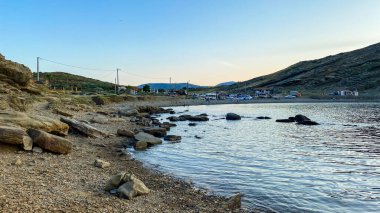 Gökceada, Imbros Adası 'nda gün batımında Yildizkoy plajı manzarası. Yildizkoy, Gökceada 'da popüler bir plajdır. Çanakkale, Türkiye