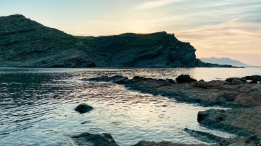 Gökceada, Imbros Adası 'nda gün batımında Yildizkoy plajı manzarası. Yildizkoy, Gökceada 'da popüler bir plajdır. Çanakkale, Türkiye