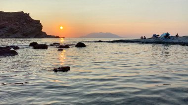 Anakkale, Gökçeada 'daki Yldzkoy plajından gün batımında Semendirek adasının manzarası