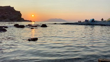 Gkeada, anakkale, Türkiye 28 Haziran 2023: Gökceada, Imbros Adası 'ndaki Yıldizkoy plaj manzarası. Yildizkoy Sahili, Sualtı Ulusal Parkı ile popüler bir plajdır..