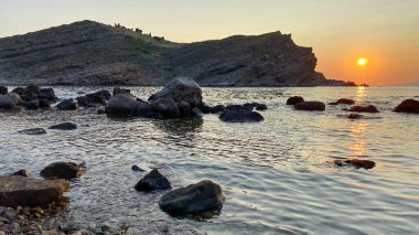 Gökceada, Imbros Adası 'nda gün batımında Yildizkoy plajı manzarası. Yildizkoy, Gökceada 'da popüler bir plajdır. Çanakkale, Türkiye