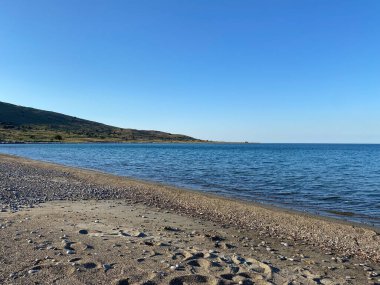 Kefalos (Aydincik) plajına çok yakın olan Guzelce plajı. Gzelce Körfezi aynı zamanda Gökçeada 'da rüzgar sörfü ve uçurtma sörfü için uygun plajlardan biridir..