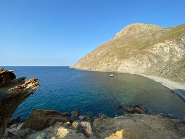 Gökceada Yıldız Körfezi 'nin yanındaki Blue Bay (Mavi Koy) deniz manzaralı, su altı milli parkı. Imbros Adası, Canakkale, Türkiye