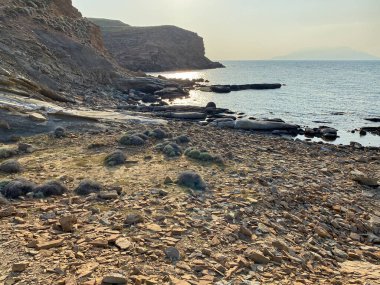 Gökceada Yıldız Körfezi 'nin yanındaki Blue Bay (Mavi Koy) deniz manzarası ve körfeze demirlemiş bir tekne. Imbros Adası, Canakkale, Türkiye