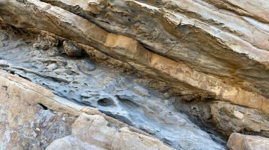 Kayaların katmanlı dokusunun yakın çekim rahatlığı.