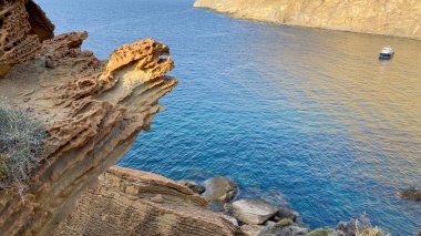 Gökçeada (Yıldizkoy-Blue körfezi) ufuk çizgisinde deniz manzarası ve solunda kayalık bir çıkıntı vardır. Gökçeada, Imbros Adası, Canakkale, Türkiye