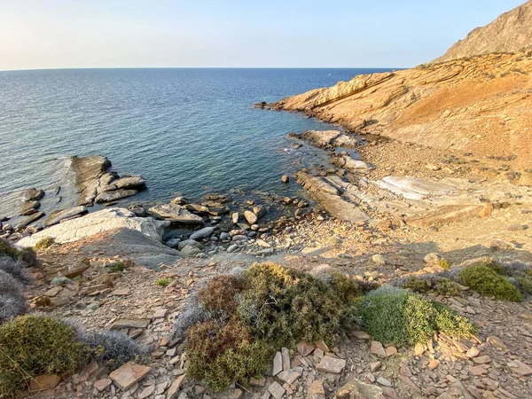 蓝色海湾 Mavi Koy 海景紧邻戈卡达依尔迪兹湾水下国家公园和停泊在海湾的一艘船只 Imbros Island Canakkale Turkey — 图库照片